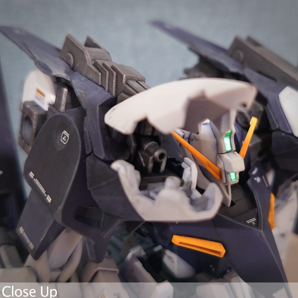 細かい部分で稼動部があり、なかなか良いですここは右肩の武装部分、口のように開閉します