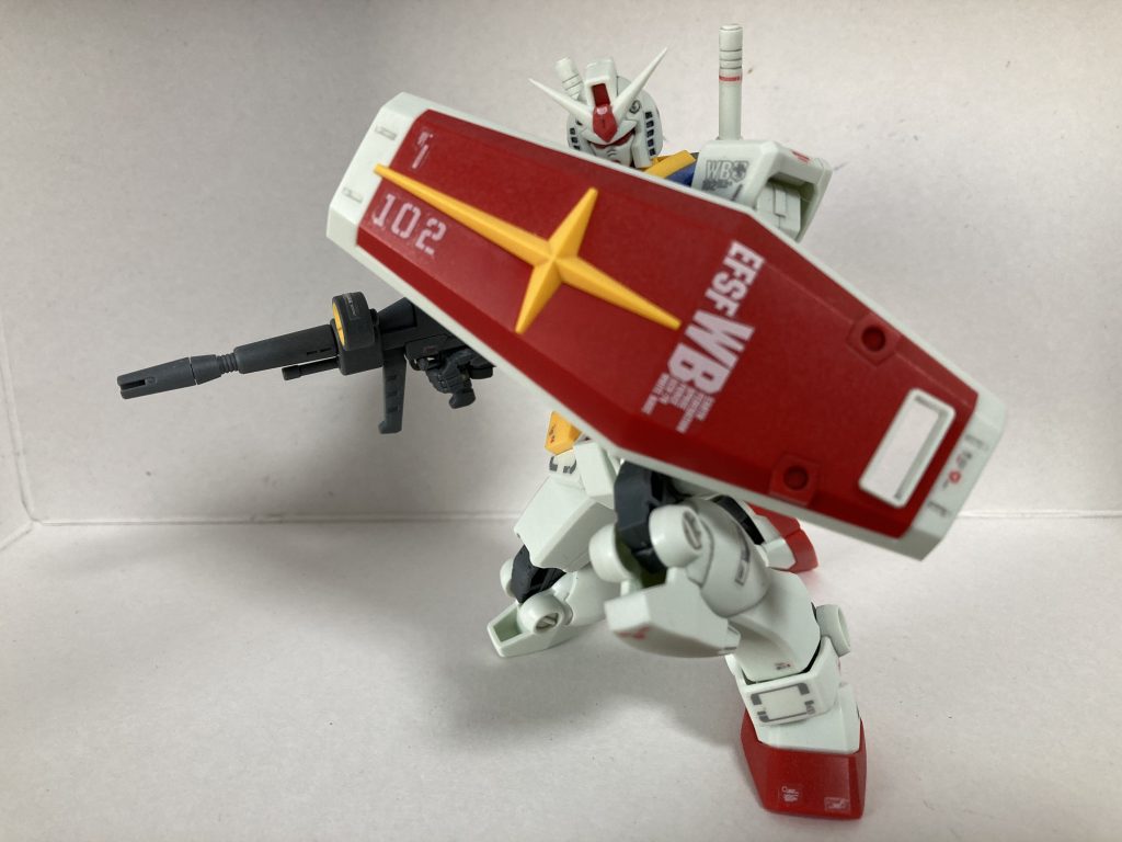 膝立ち膝、足首の恩恵で設置面が広く、自然な膝立ちが取れますまた上半身と下半身の受けがどちらも凹のため、ポリキャップを上下につけたランナーを使うことで可動も増えました。個人的にありがたいポイントでした 