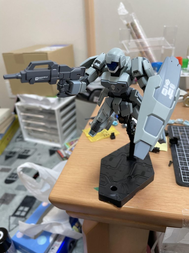 『さぁて、新米パイロットの実力を見せてもらおうかい！』モンシアの構えたドッズライフルは改良されたもので威力を引き換えに速射性能を上げ連射できるようになっており連射と単発の射撃でリズムを狂わせアレクスの虚を突いて追い詰めていく。アレクスはギリギリの所で攻撃をかわし反撃をする。だが、お互いに有効打を与えられずジリジリと緊張感が高まり消耗戦になりかけていた、モンシアの射撃が収まりアレクスが一息つくと不意にモニターに映り込んだデブリの群れに気づく、アレクスはモンシアを見失い自分がモンシアの術中にハマったのだと気づき慌てる。『しまった！デブリ帯に誘導されたのか！』