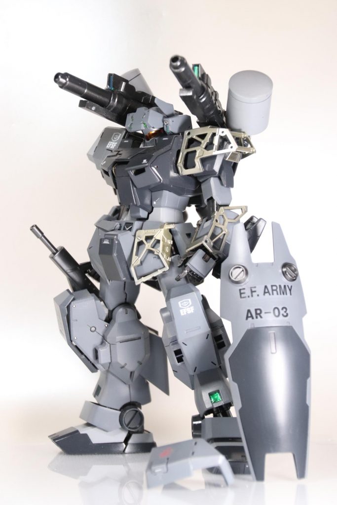 バリエーションとしてジムクゥエルの頭部も用意していてこちらはバイザーを装備しています