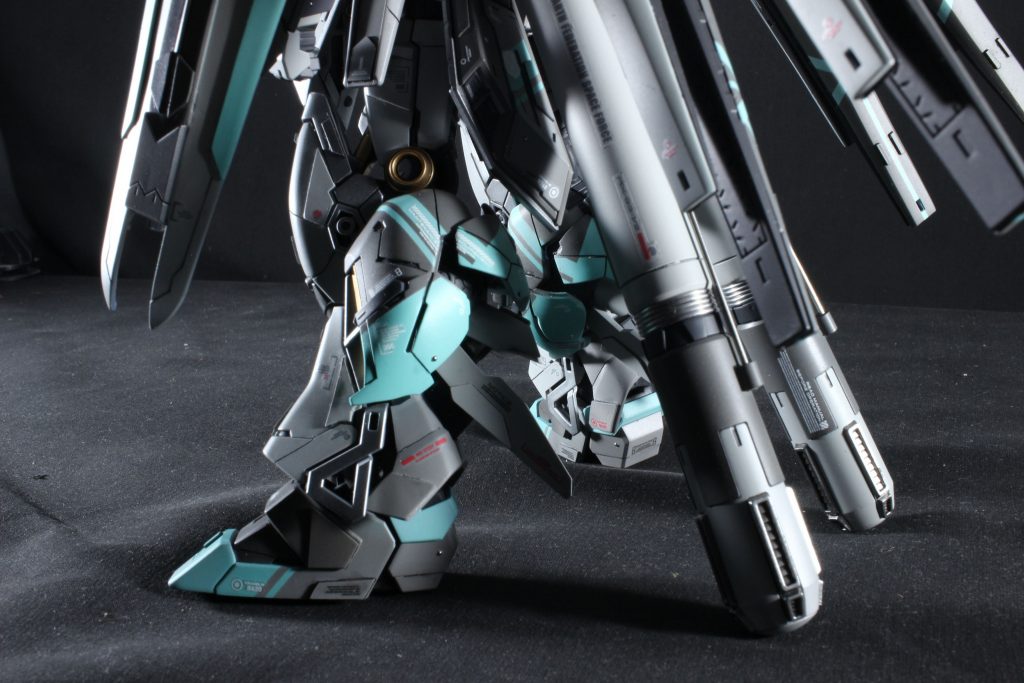 脚部はMGでもやった分割に逆らうマスキングとデカールワークでちょっとオサレに。不自然にならないようなパネルラインを意識してスジ引いてみました。