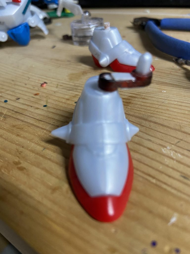 開脚で踏ん張るため足にクランク！あとは首接続位置変えたのとマント以外はほぼキットままです！