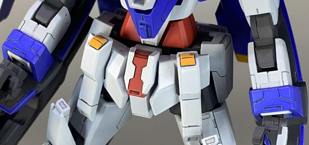 腰フロントアーマーはよりボリューミーにするためプラ板・プラ棒でスクラッチしました。