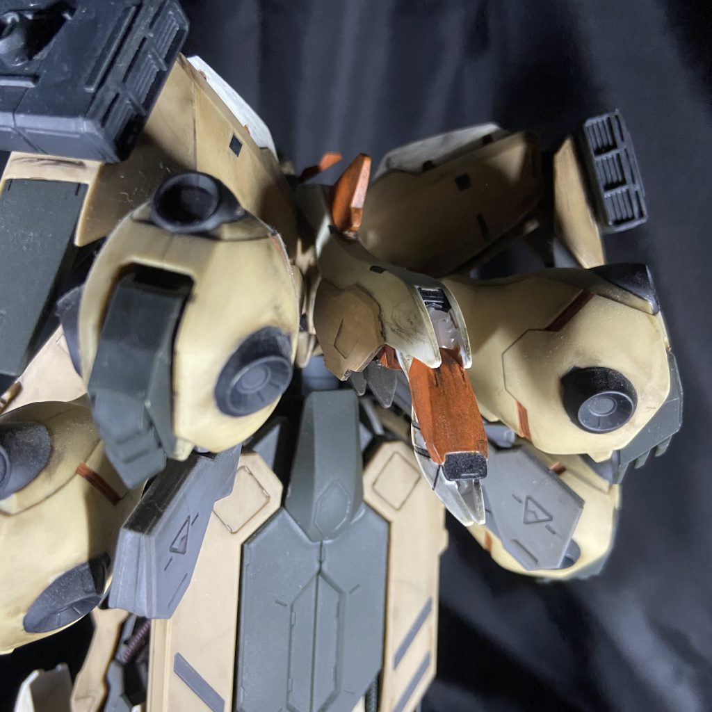 バエルの脛やルプスの前腕などを組み合わせてスタビライザーのようなものを取り付けました。バックパックの真ん中に3ミリで接続。