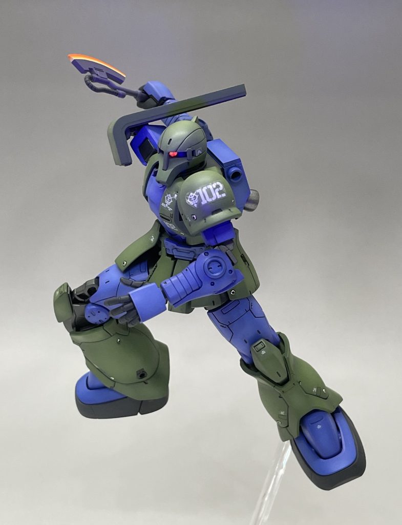 ザクIといえば、旧ザク(ガデム搭乗)のショルダータックルですが、こちらは、オリジンのスレンダー機ですので、似たポーズにしてみました。モノアイを蛍光ピンクにしたので、ブラックライトで光ります。