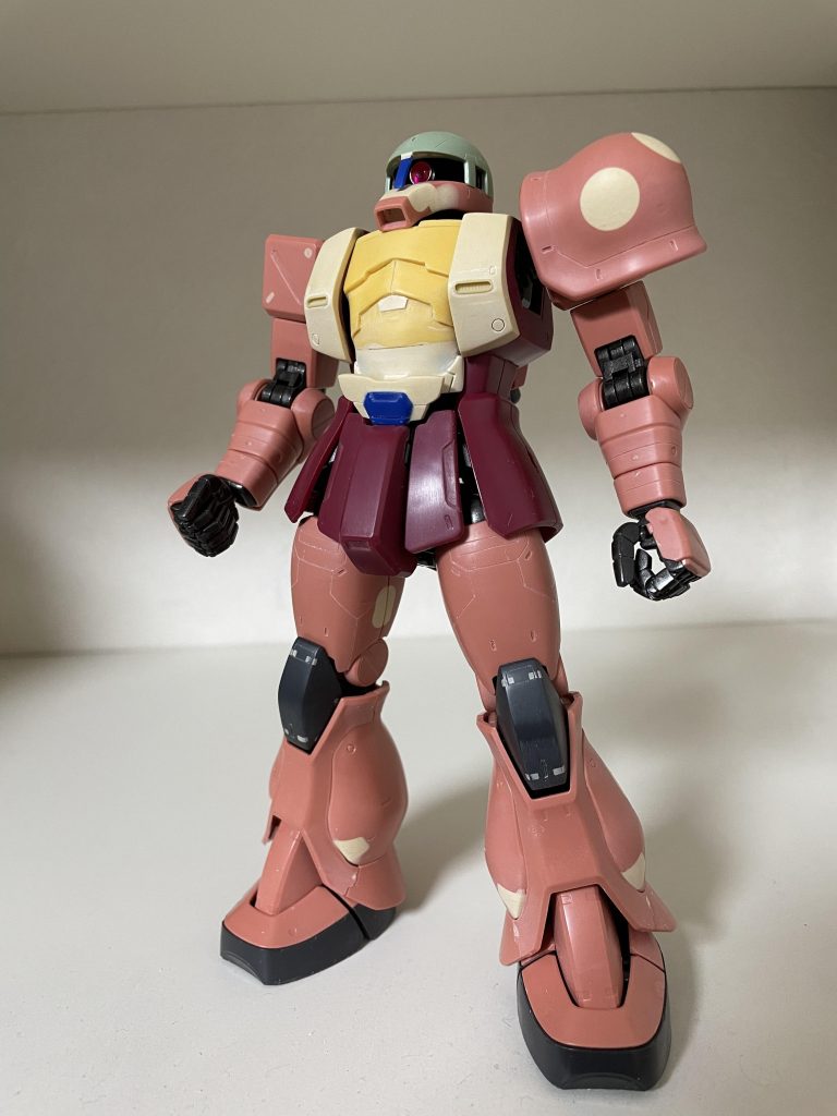 最初はシャア専用ザクのスパイクアーマーを使おうとしましたが、大きさが気になって、ランバ・ラル専用ザクの右肩を拝借しました。実は購入したレジンキットでサクサクっと作ろうとしたのですが、思うようにパーツがはまらず断念しました。悔しかったので胸の部分だけキットを使って仕上げることにしました。