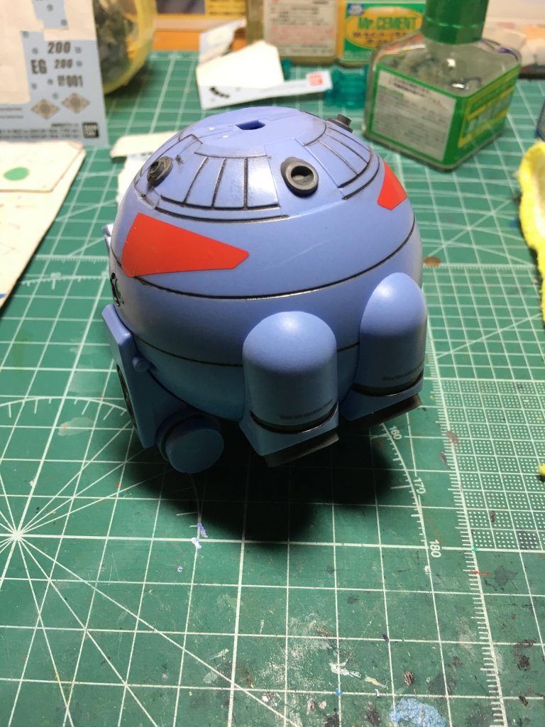 改造点は上部にある姿勢制御バーニアのディテールアップのみ。前後のものは形に多少の歪みはあるもののへこみは造形されてます。ただ左右については造形の都合で埋まっているので、外径3mm、内径2mmのプラパイプを埋め込みました。 あとは使いどころが無くて余っているデカールや、ガンダムデカールのMG Zガンダムシリーズ用などを使用。ノンスケールですしMGサイズでも十分見栄えはいいかと。