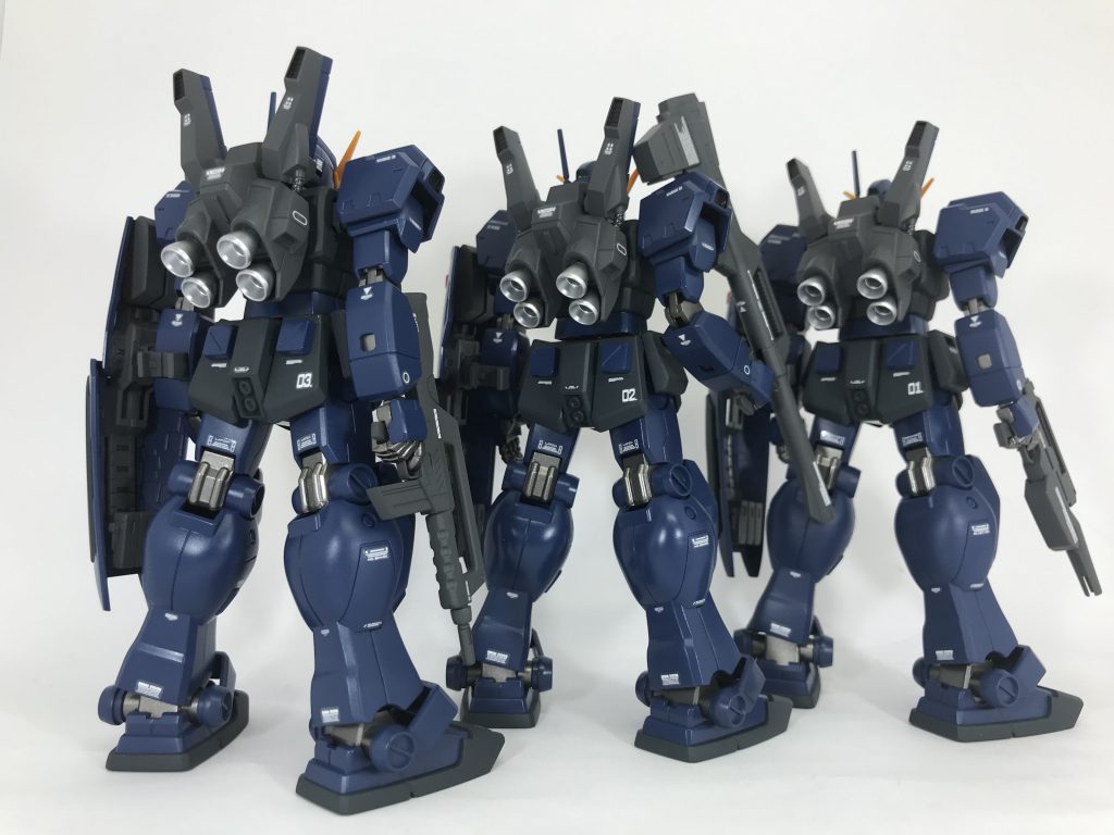 集合写真その2。後姿は殆どマークⅡですね。下半身アーマーの右下にもナンバーを貼ってます。実はこのバックパック、マークⅡでは無く、取付けが容易なジムⅢのものを流用してます。σ(^_^;)