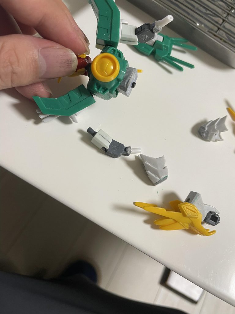 腕の構造、ロール軸を追加しています。腰はプラ板積層からのスクラッチです。腕周りはHGUCガンダムから流用。一部ストフリを使った気がします。腕のドラゴン部分も接続方法をボールジョイントに変更しています。