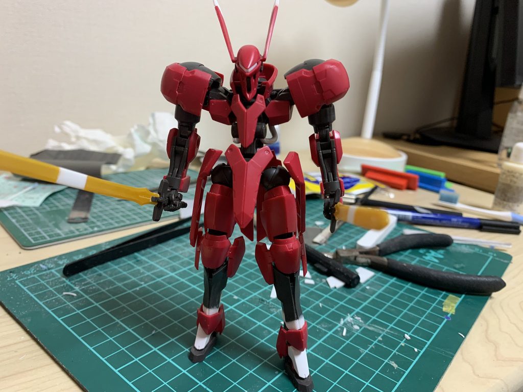 スタイリッシュに見せたかったので、足を少し長くしています。また剣とブレードアンテナも長くして、目立つようにしました。が、剣は結局盾にしまうと少し飛び出るので既存の剣に戻しました（泣）あとは顔の青っぽいバイザーを作成して完成です。