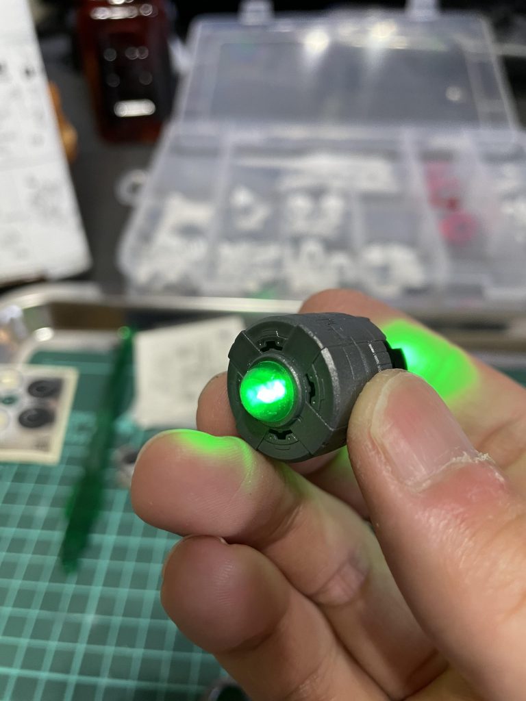 今回初めてLEDユニットを使用しました。しかしこのユニットを組み込んだGNドライヴ、前後にユニットを仕込んでそこにフタを被せるようにドライブパーツを付けるのですが、接続がダボ2ヶ所のみで保持力が弱く、一度本体に組み込んで外そうとすると、先にダボが外れてドライブの半分が本体に置いてけぼりになります。何度か付け外しをしてみたものの、毎回同じことになってしまったので電池切れを恐れずに接着してしまいました。