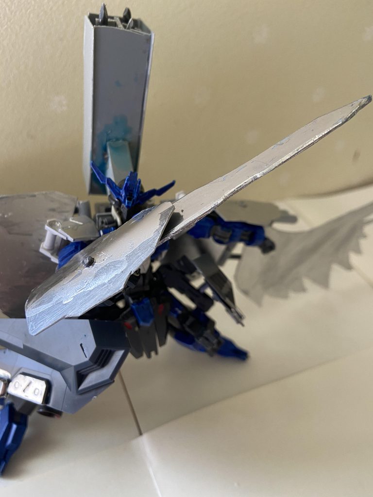 シールドブレード右腕に取り付けられた近接用武装グリムゲルデのヴァルキュリアブレードを元にダイバー自身が制作した物原点と違い取り外しができない。