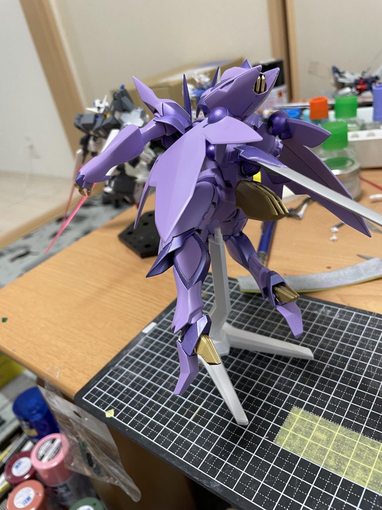 『敵の新型かっ！！』アレクスは猛然と迫る敵機に迎撃態勢を取る。リンクスのサポートもあり奮戦するも敵の速さに翻弄されて左腕を銀色に輝く剣にて斬り飛ばされてしまう。