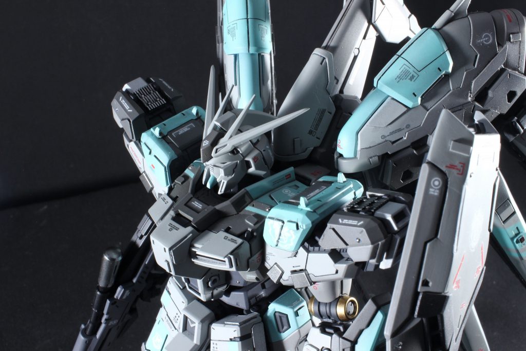 外側肩パーツは以前製作したMG版に倣い分割、ラジエタモールドを装着。左肩のデカールは同キットに余ってた1/100用水転写を貼って段差に合わせて切りました。今回はハイキューパーツの1/100用デカール、RB01、RB02、RB03をメインに使用してます。