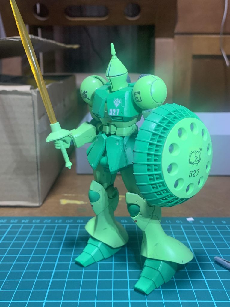 斜め前から。デカールはガンダムデカール、RBコーションデカール、A-oneのデカールシール、GMフォントデカール No.5「漢字ワークス・サムライ」を使用しました。デカール貼る時に何枚も貼り直しました。