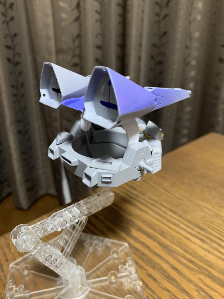 猫耳を削って旧キットのスラスターユニットを取り付け。ビルダーズパーツのバーニア03を計6個取り付け。機首の部分は、旧キットを軸にHGを合わせてます。ボディ部分は何だか寂しかったので、切り刻んだメッサーラの部品やジャンクパーツとビルダーズパーツをペタペタ貼ってディテールアップ。細かい写真撮ってませんが、HGは顔、腕、足先を使用。旧キットは、肩、スネ、機首、スラスターユニット。各接続部や可動する部分には、コトブキヤさんかwaveさんのオプションパーツか何かって感じでミキシングです。