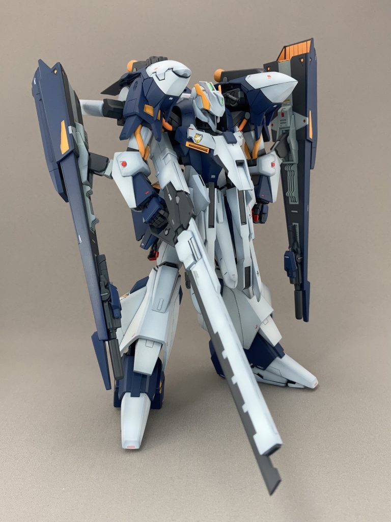 スタイルが良くなるように首、腹、かかとで上下に延長しました。AOZは接地面積が少ないイメージなのでヒールです。肉抜きはプラ板などで埋めました。