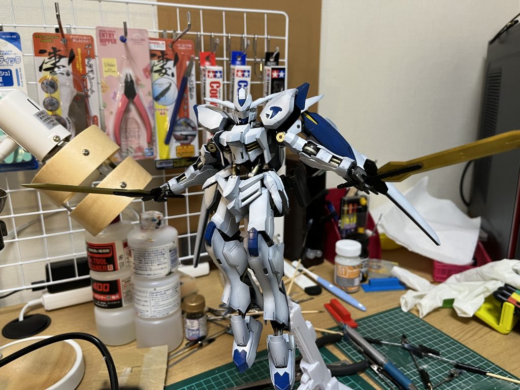 最後に記念写真！パーツが無いのでいずれは他の機体とミキシングする予定です。さようならバエル！！部屋が汚いのは勘弁してください。笑　それでは次回もお楽しみに♪