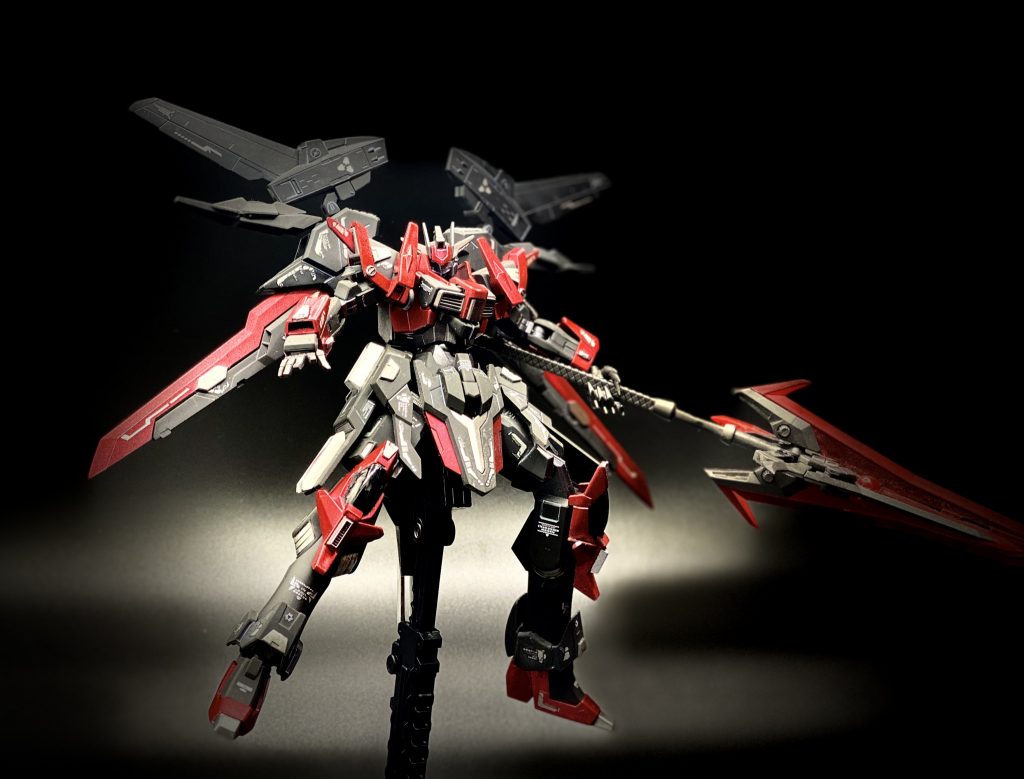 更にウイングを付けて高機動感をアップしています🏃‍♂️長者の武器ががっつり似合いますね☺️今回から撮影ブースを購入し、iPhone11PROMAXにて撮影し作品のクオリティが少しでも良く見えるように撮影してみました、いかがでしょうか？🥺元の機体のカラーリングが好きではなかったのでこのカラーリングが誰か様に刺されば嬉しいです✨