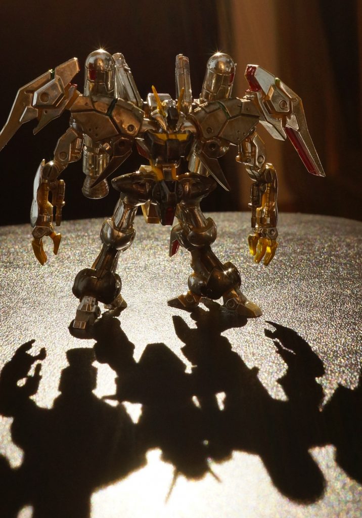 地球連邦軍のモビルスーツとは思えない禍々しいシルエットを持つバイアラン。邪悪な雰囲気さえ漂う姿はむしろキュベレイと重なるか。