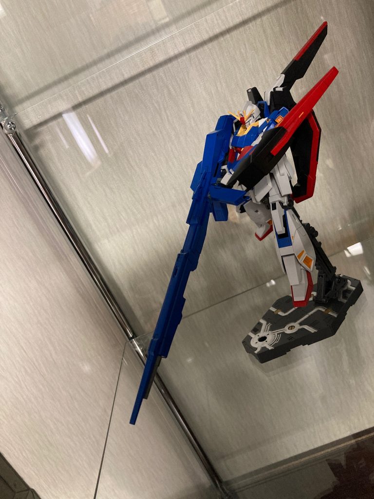 折角、初の長尺物を作ったのだから飾りたくなるのが少年（中年）のサガ。アクションベースも初めて購入し、簡易的に塗装してディスプレイしてみました。この長い武器を収めるカッコいい写真の撮り方がわからない！写真撮影のテクも大切なガンプラ技術なんだと実感しました。