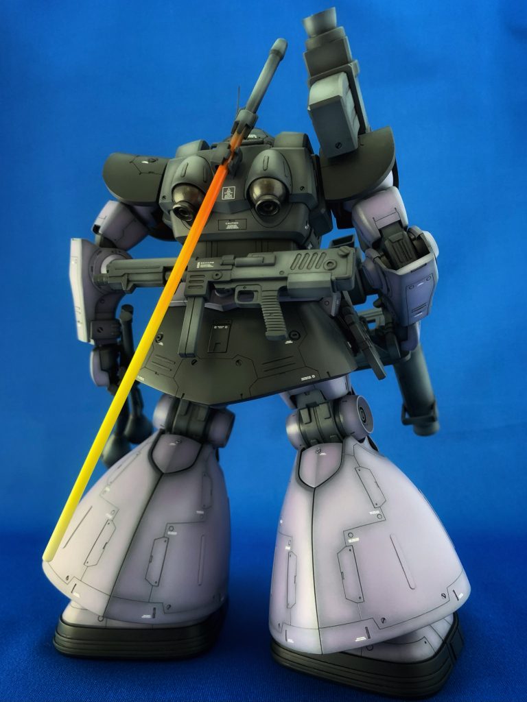 ヒートサーベルならではの発光表現を模索中…根元と先ではベースカラーやツヤ感を変えたりなど、試行錯誤しています