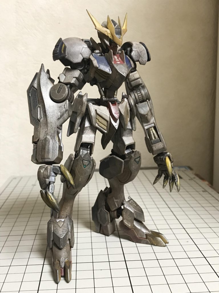 バルバトスってキレイなイメージ全然ないし、三日月も無茶苦茶やるから、こんぐらい汚れてるのがカッコイイかな〜と作る前から考えてました。脳内のバルバトスのイメージにかなり近づけたと思います。