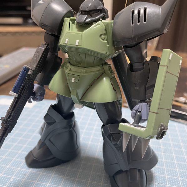 しばらくZガンダムのキットを続けていましたが、一年戦争モノが恋しくなり「ゲルググマリーネ」に着手しました。股関節軸を1.5mm下方へ下げ、肩アーマーのスリットを開口。デルタプラスのビームライフルを試作ライフルとして転生させようかと思っています。HGシリーズ初期の古いキットですが、カトキハジメ監修時代ですので造形がしっかりしていて古さを感じさせませんね。もう少し手を加えて行きます(^^)