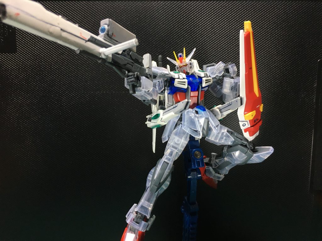 　試しに過去作のコズミックストライカーを装着。ベースとなったユニバースブースターの胸部装甲は上手くフィットしない…　ストライカーパック各種を付けるにしても、ちょっと背面フレームのすり合わせがきつめなので、調整が必要そうですね。