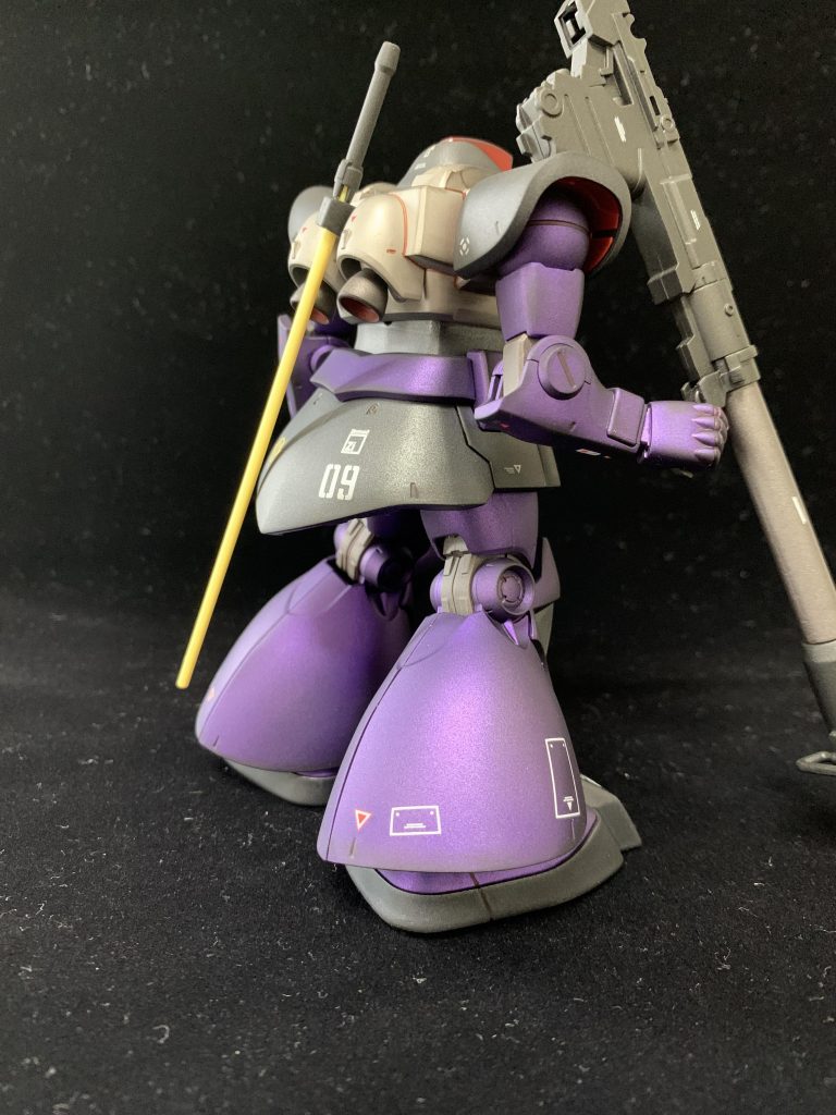 デカールはガンダムデカールのジオン軍用を使用、墨入れはリアルタッチマーカーの茶色を使っています。