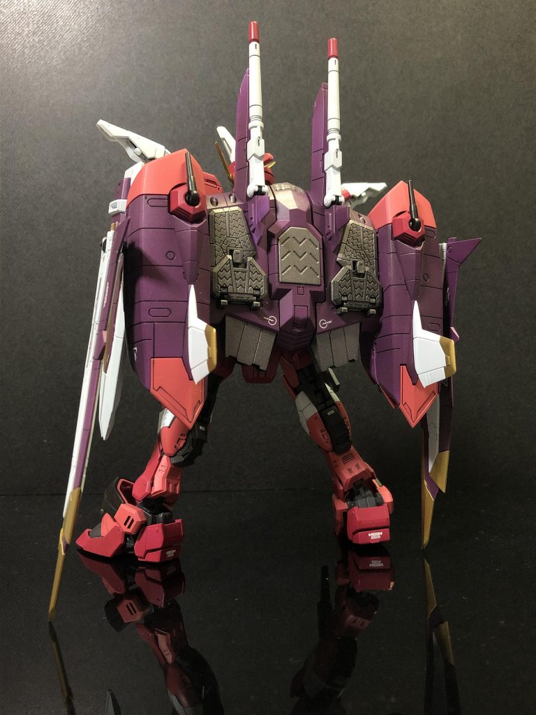 翼の支えでなんとか倒れず、、。