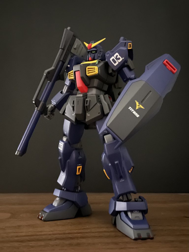 ライフルやバズーカはマスキングして色分けしました。バーニア内側、センサーのグリーン、腰や足先の赤部分は筆塗りで部分塗装。