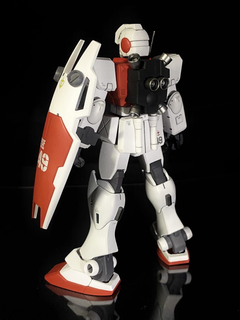 寒ジム同様、特に特徴のないバックショット。シールドの丸一部分と連邦マークは塗り分けが面倒なので一旦削り落として、丸一パーツはディティールアップパーツを接着、連邦マークはデカールにしました。こんな量産型シールドにコストがかかる連邦マークのバッジつけないでしょ?って設定でどうでしょう(^^)