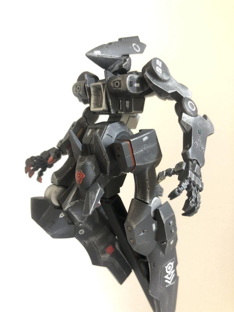 格闘機の様なシンプルさですが主兵装は胸部のハイメガ砲、左右拡散ビーム砲、エルフブルック独特の全身に配置されたビーム砲 