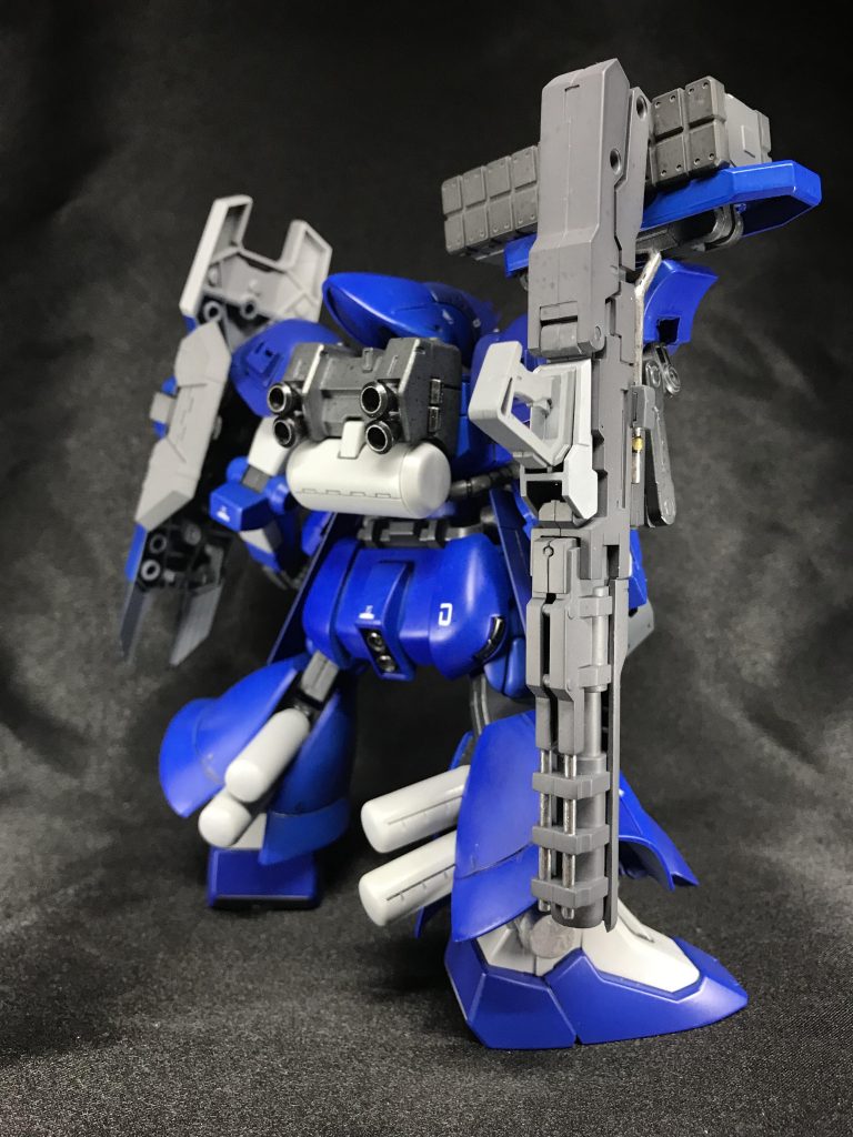 あと弄った箇所は股関節の軸を少し手前に持ってきたので、へっぴり腰ではなくハッタリの効いたポージングが取れるようになったかなと思います😊👍🏻 ガンダムカラーのZブルーとティターンズブルー2をそれぞれの箇所ごとに使用しましたが、青を発色させるのはなかなか難しいですね💦何回かトライしてみて自分の中で納得いく青になりました!