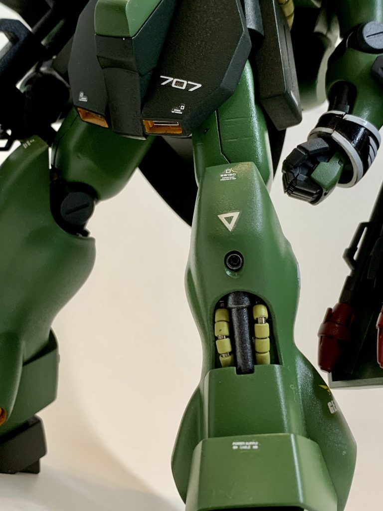 太ももはプラ板の積層で延長しているのですが、加工後が残ってしまっています。塗装するまで気づかなかったんですよね。ひざの丸は作り直してます。