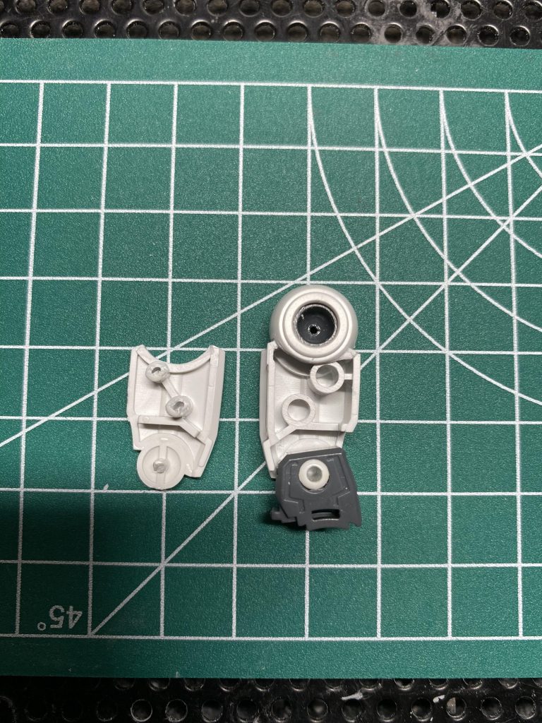 太もも部の分割線を変更し、膝関節をはめ込みやすくしました。