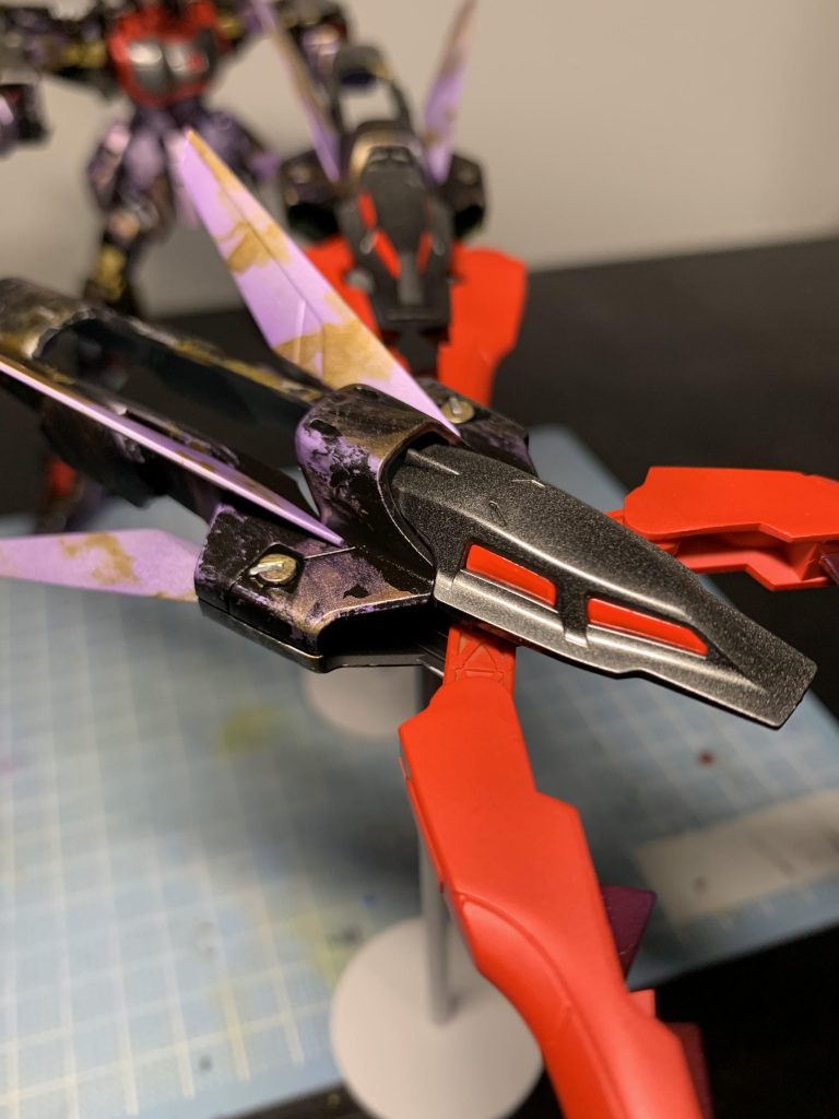 ラップ塗装本体 ガイアノーツ 黒サフ→クレオスシルバー→ガイアノーツ ゴールド→ガイアノーツ クリアパープルドラゴンハング羽 ガイアノーツ シルバーサフ→ガイアノーツゴールド→ガイアノーツ クリアパープルメタリック塗装本体 ガイアノーツ 青サフ→クレオスアイスシルバー+ガイアパールブリリアントプレミアムレッドドラゴンハング爪 ガイアノーツ ピンクサフ→ガイアノーツ パールブリリアントプレミアムレッド胸 ハング頭 ガイアノーツ 黒光沢→ガイアノーツ プレミアムメッキシルバー→ガイアノーツ クリア