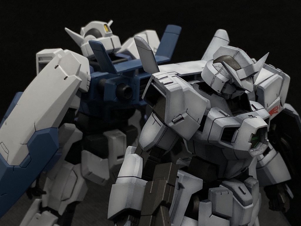 前に作ったAGE–1と一緒に。今回はウイング部を少し斜めにカットしたくらいで元キットの原型からは特に変更なしです。カラー配色の違う同機体が並んでいるだけでも結構楽しいですね。今度は赤色で作りたいです( ^ω^ )