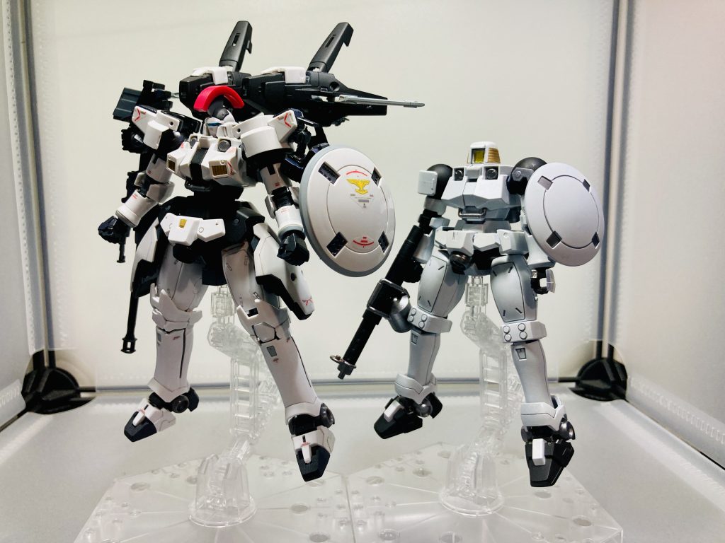 トールギス先輩と。ホワイトは隠蔽力が低くて厚塗りになってしまったけど、わりと綺麗に発色してくれました。