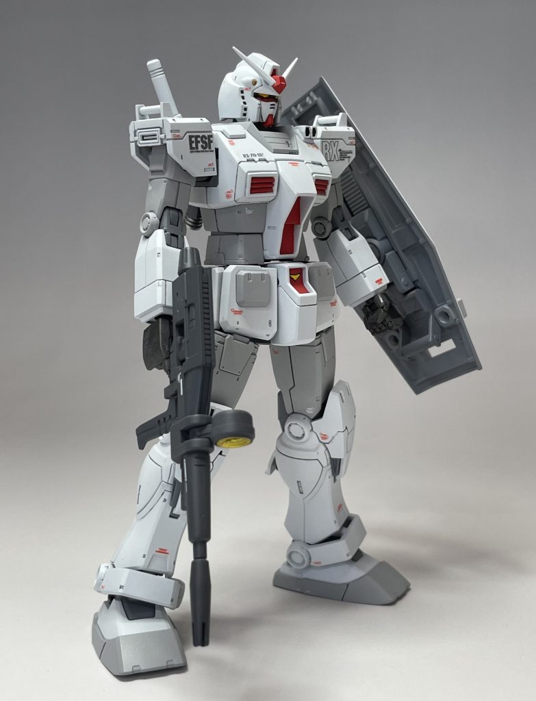 プレバン版だと、別パーツのお腹の赤い部分はマスキングして塗り分けしました。オリジンのガンダムはどっしりしたプロポーションで、78ガンダムキットの中で最も好みです。