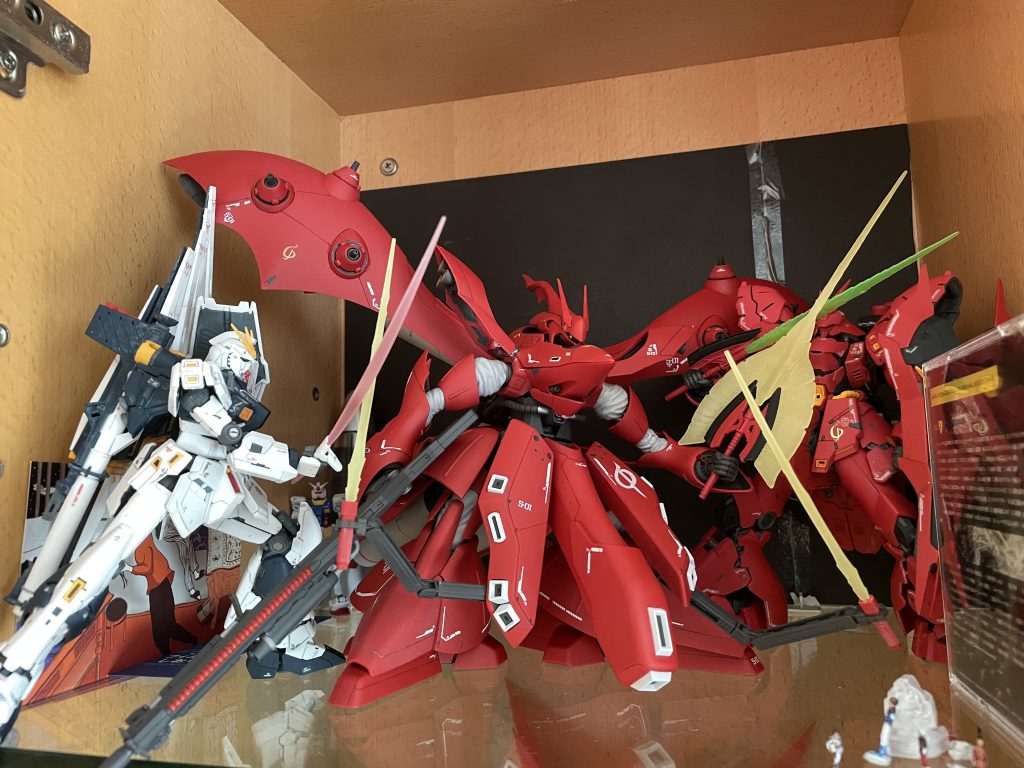 νとサザビーを圧倒しているような感じで飾っても違和感がないところから、ナイチンゲールのラスボスオーラがいかに強いかが窺えます。使用した水転写式デカールはRGサザビー用のもので、筋彫りのツールは0.2mmのもの。今回の製作だけでつや消しスプレー缶を2個使いました。初めての筋彫りでもあって、大きいキットを作るのはとても疲れることだと実感しました。Ξとペーネロペーはやめようかな…   追記拡散メガ粒子砲がよく撮れていなかったことが発覚したので、ハッキリ撮れたものを補足します。