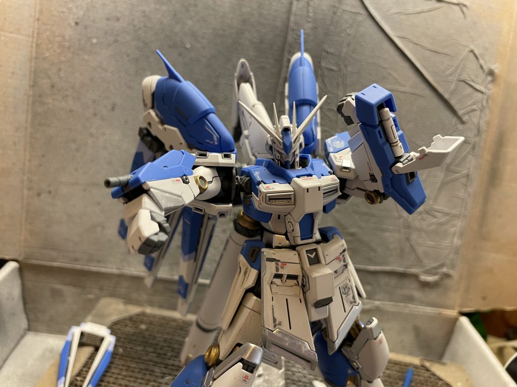 右腕のマシンガンと左腕の予備ビーム・サーベル。