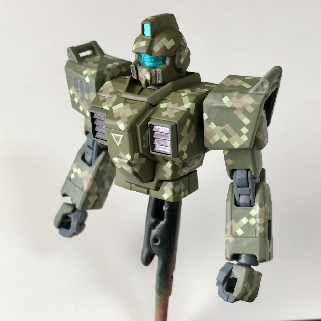 カッコいいのですが、この段階で既にめんどくさくなってきました（汗）色を塗って乾かし、塗って乾かし、デカール切って、濡らして、貼って、マークソフターを塗って、位置決めして、沿わせて、乾かし、トップコート吹いて乾かし、組む…の繰り返しです。これを武装までやるのは、なんて遠い道のりだろう？と。