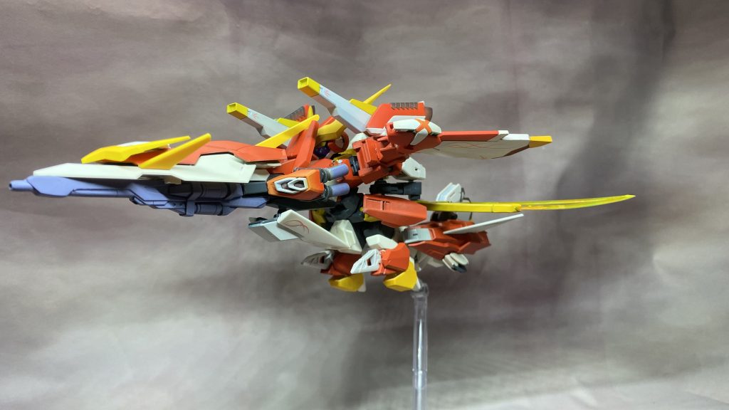 クランシェなのでMAに変形もできます。というよりMAのフォルムを中心に考えて製作した形になります。機首は丸々ウイングですが色の変化とフェニックスのパーツを使ったのでギリギリウイングには見えないと思いますがドーデショ?個人的にはヴァルヴレイヴの羽根のおかげで全体的なフォルムが変わったのでコレはコレで好きなのですが…。