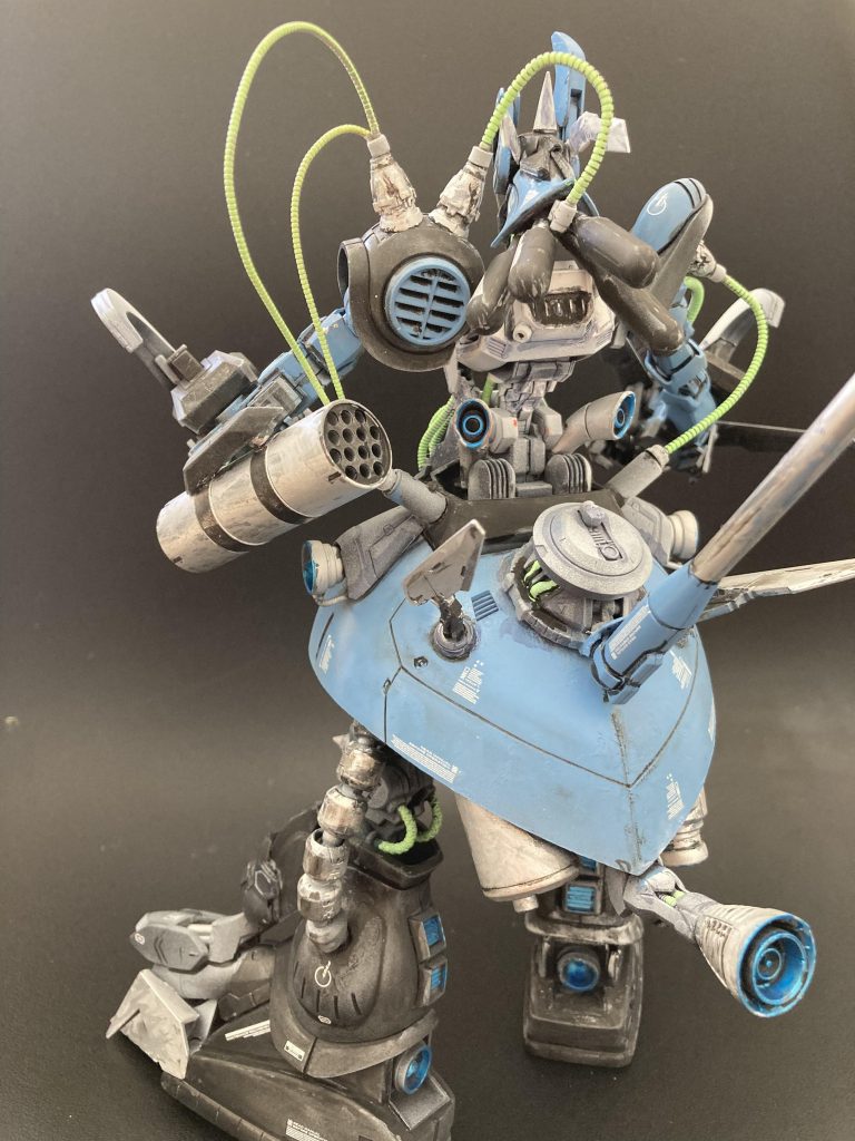 左腕は、肘に誘導ロケット弾を搭載した発射ポッドを装備。