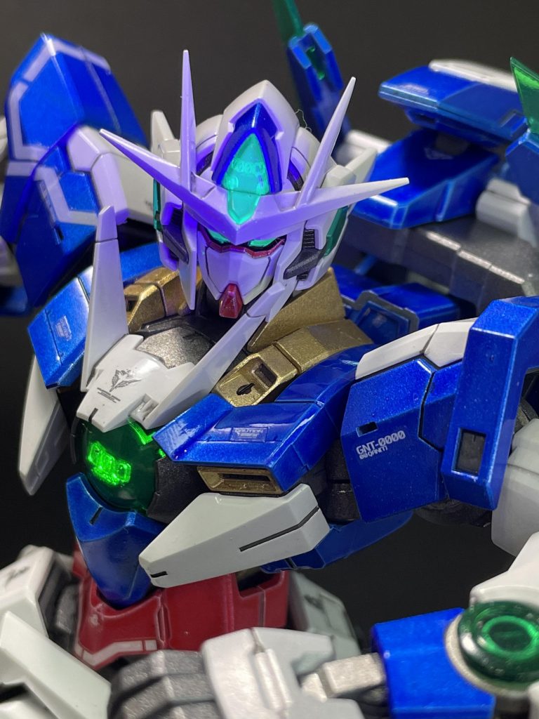 UVライトで光ります。胸のドライヴも光るのですが、LEDの光の方がキレイでした。