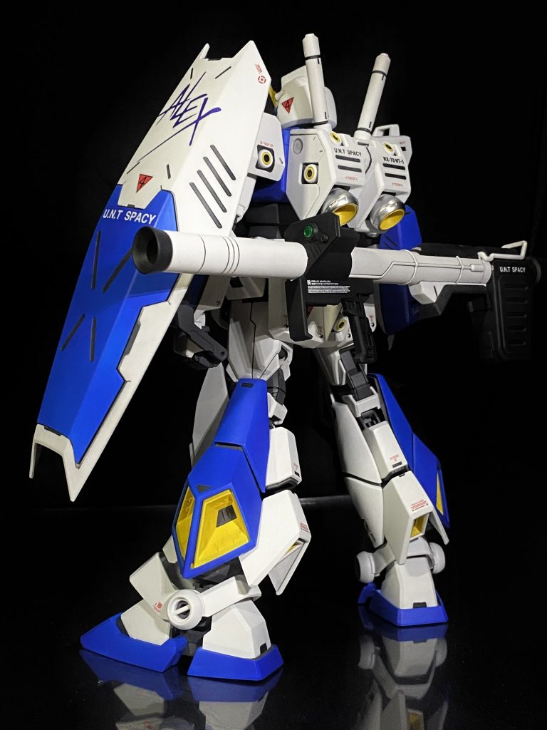 バックショット。バズーカはノーマルガンダムからほぼ流用ですが、嬉しいオプションですね。まさかバズーカですら合わせ目無しで作れる時代になるなんてバンダイさんの技術進化は素晴らしい。ただバズーカの成形色 緑過ぎない?塗装するからいいけどw