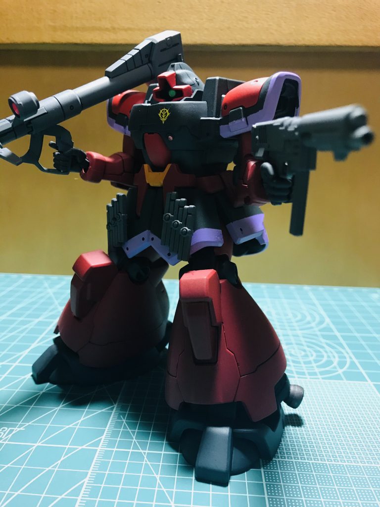ドムトローペンの色変えですが宇宙用と言う事で背面のバーニアを大きくして、足のフィルターをバーニアに交換しました。武装は最近はリックドムⅡのジャイアントバズですが昔見た記憶から通常のドムのジャイアントバズとMMP80にしました。