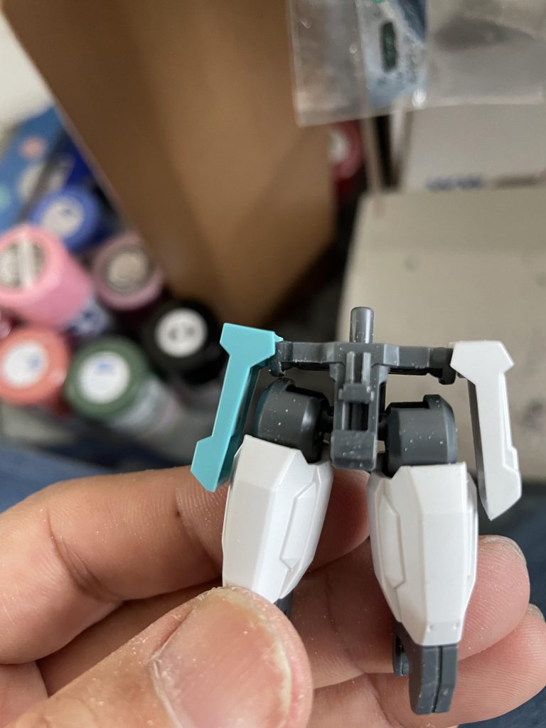 今回はサーベルラックのサイドスカートが上半身の細さと違和感があったので形状をヤスリで削りマイルドにしてみました。ほんのちょっとの変化ですがだいぶ変わりますよ！それでは、今回も最後までお付き合いいただきありがとうございました。